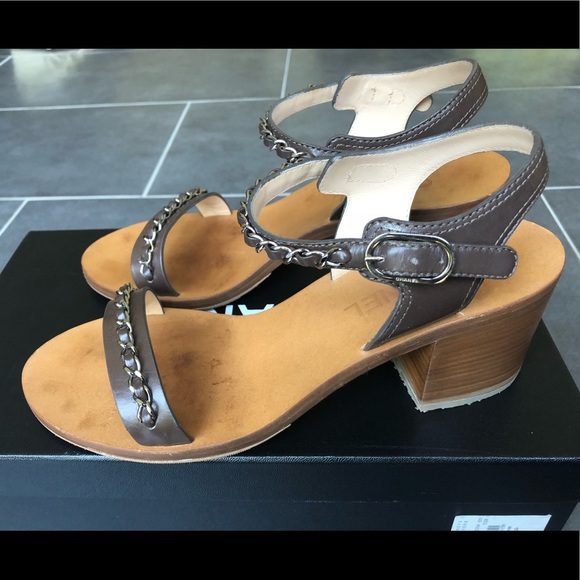 Chanel brown leather sandals with chain - Picture 2 of 7